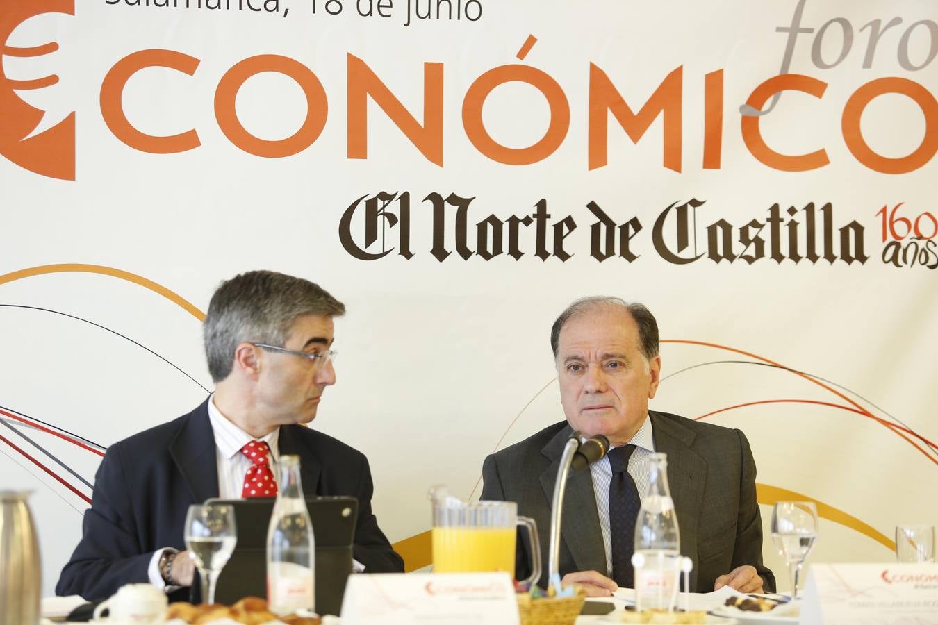 El consejero de Economía y Empleo, Tomás Villanueva (derecha), junto al subdirector de El Norte, José Ignacio Foces, en el Foro Económico de El Norte celebrado en Salamanca.