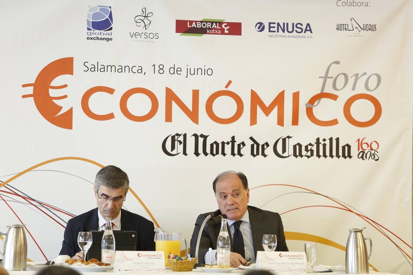 El consejero de Economía y Empleo, Tomás Villanueva (derecha), junto al subdirector de El Norte, José Ignacio Foces, en el Foro Económico de El Norte celebrado en Salamanca.