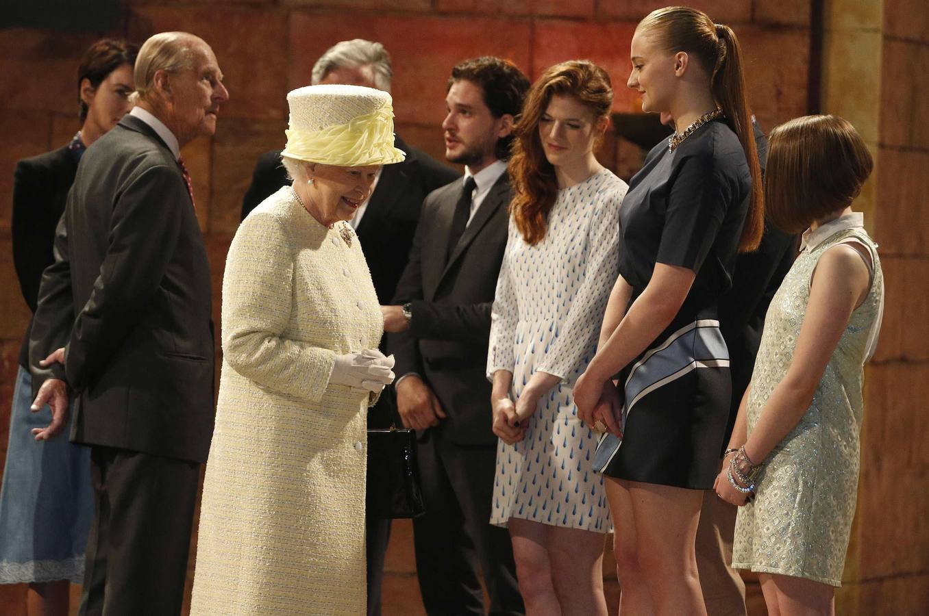 Isabel II, durante su visita al set.