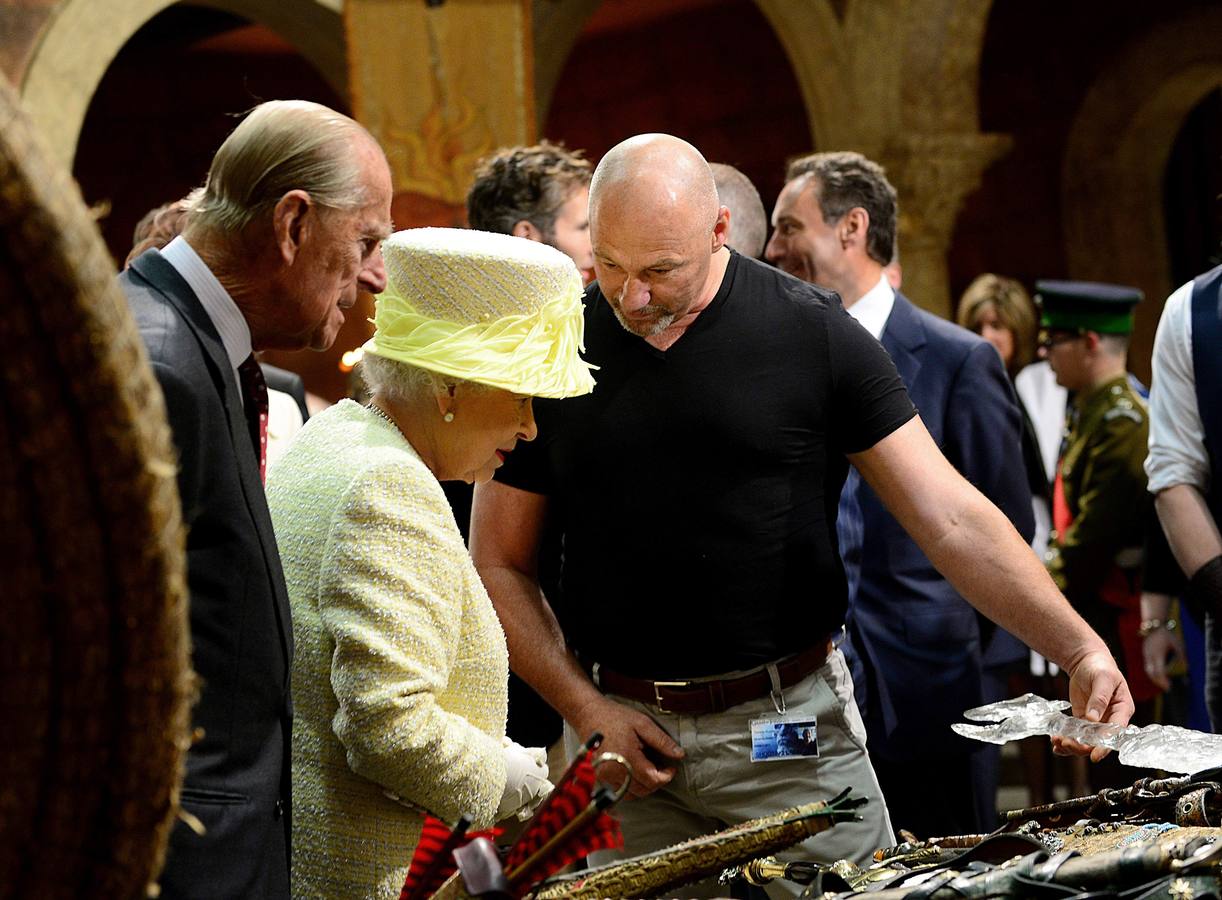 Isabel II, durante su visita al set.