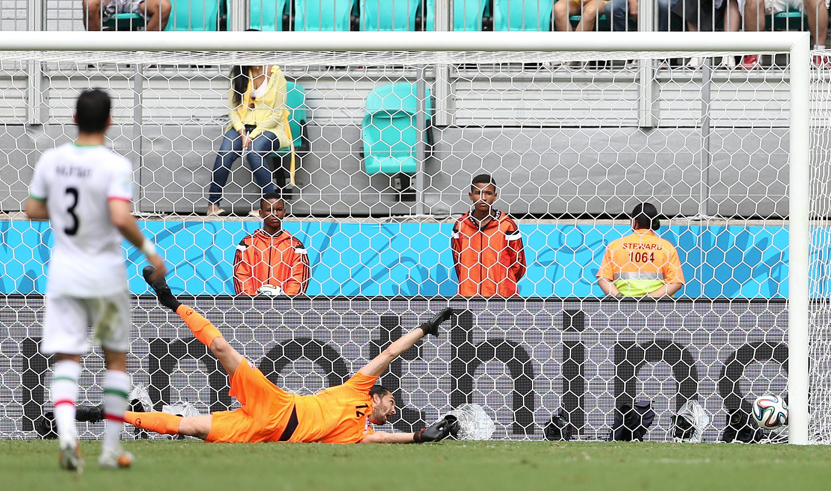 Haghighi no logra detener el disparo de Dzeko, que entra tras golpear el poste.