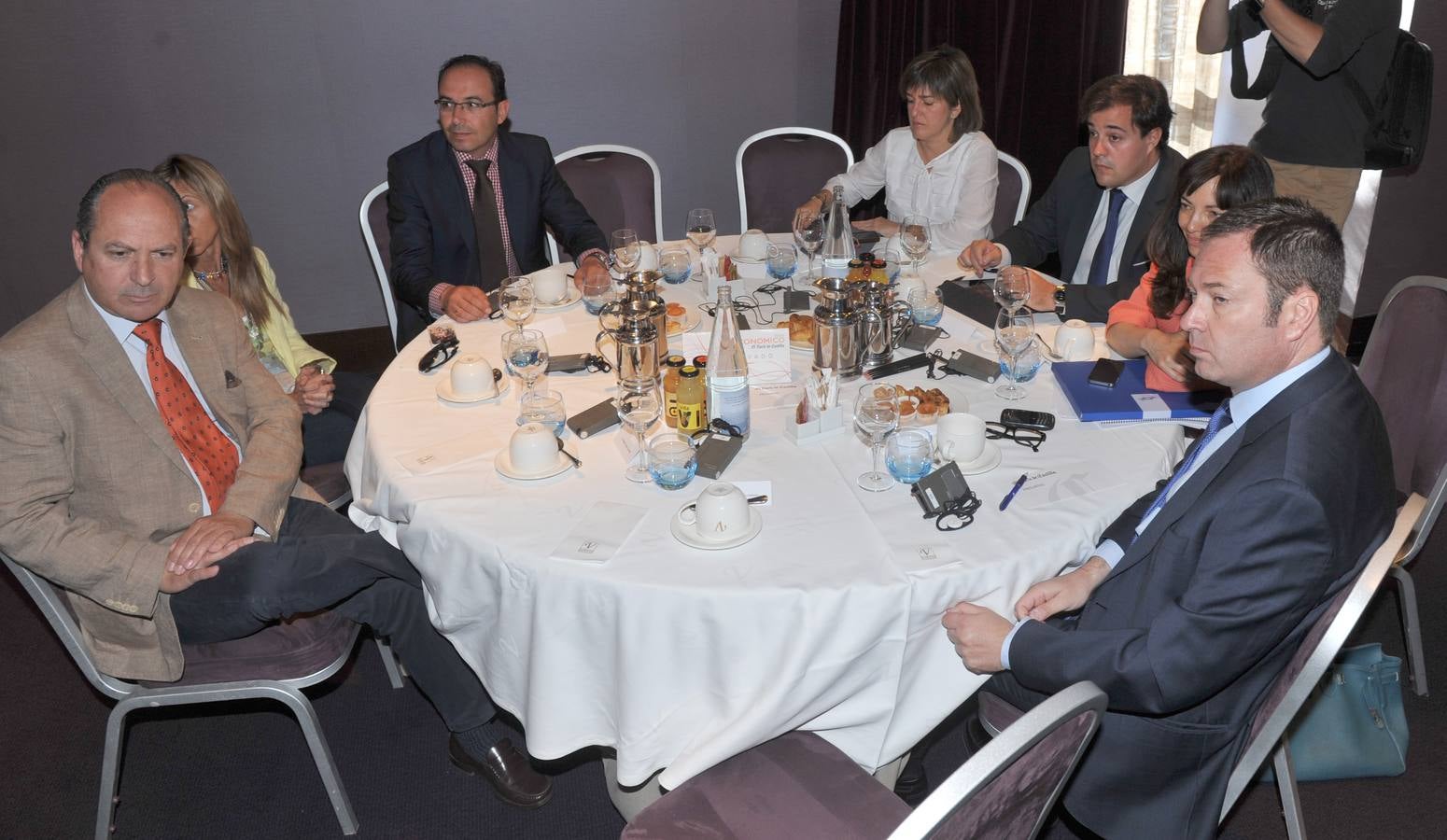 Gerardo Arias (Asesor del consejero de Fomento);Carmen Fernández Caballero (Diputación de Palencia); Víctor Alonso (Diputado de Hacienda); Charo López (El Norte);Alberto Martínez (Hotel Vincci); Isabel Garaña (Directora de la OMTen Europa); y Fernando Ponzán (Banco Sabadell).