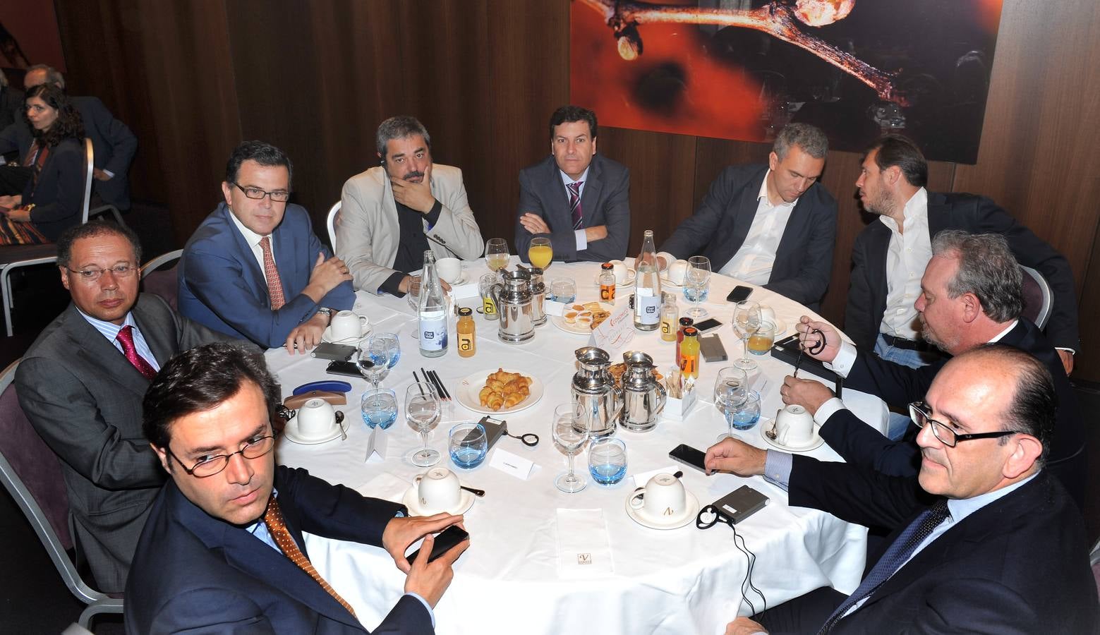 Javier Ramírez (Director general de Turismo); Alfredo Blanco (Concejal de Hacienda);José Rodríguez Sanz Pastor (Secretario general de Cultura yTurismo); Carlos Aganzo (director de El Norte); Carlos Fernández Carriedo (Portavoz del PP en las Cortes); Javier Izquierdo, Óscar Puente y José Francisco Martín (PSOE);y José Manuel Jiménez (Director de Calidad Ambiental).