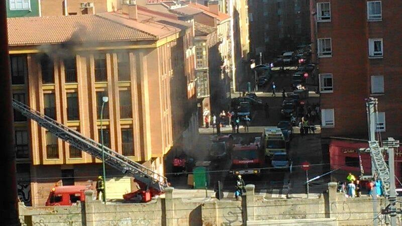 Los bomberos encuentran un cuerpo al ir a sofocar un incendio en la calle San Luis de Valladolid