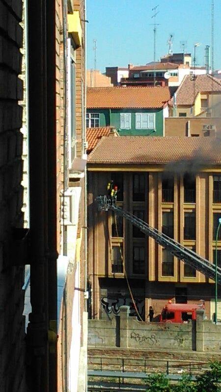 Los bomberos encuentran un cuerpo al ir a sofocar un incendio en la calle San Luis de Valladolid