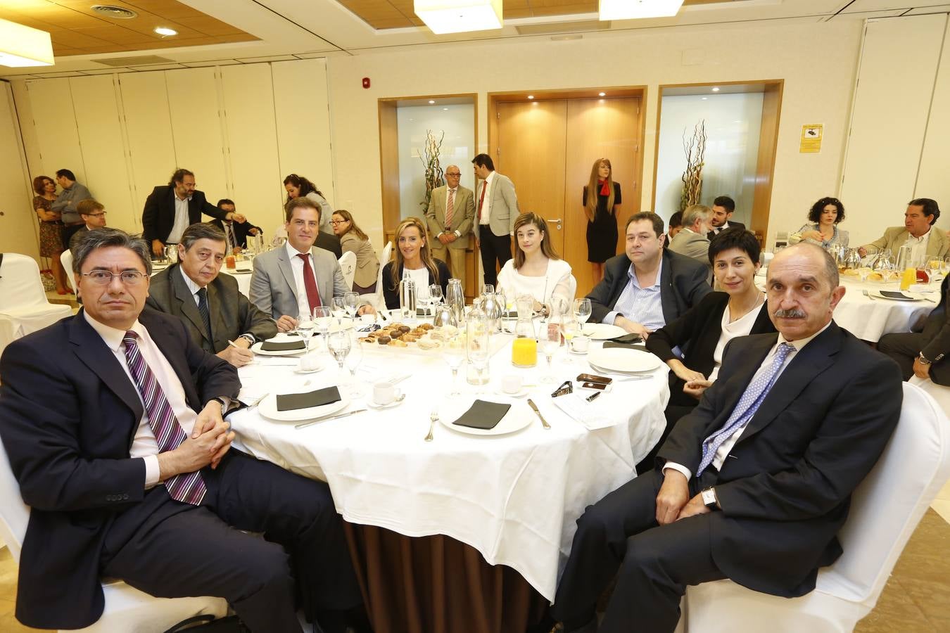 Julio Pindado (Universidad de Salamanca), José Luis Diego (presidente del colegio de mediadores de Seguros), Rafael Pérez García (Banco Sabadell), Angelica Bautista (Banco Sabadell), Arancha García (Fundación General de la Usal), Benjamín Crespo (Aesco), Sara Gutiérrez (Comunicación de la Cámara) y Bernabé Cascón (secretario general de Confaes).