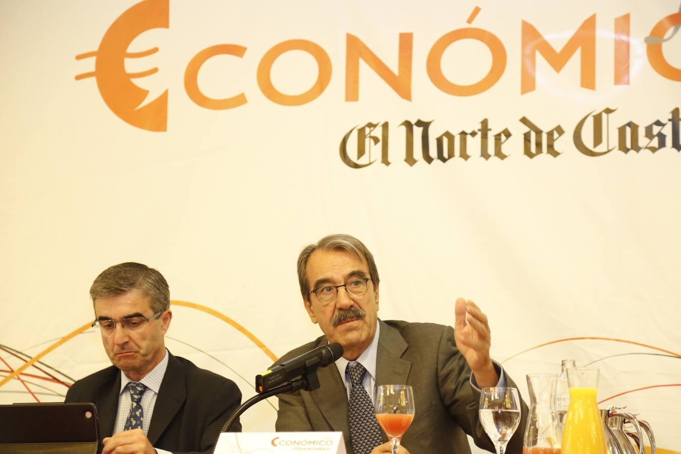 El subdirector de El Norte de Castilla, Ignacio Foces, presentó al conferenciante, Emilio Ontiveros, en el Foro Económico de El Norte en Salamanca.