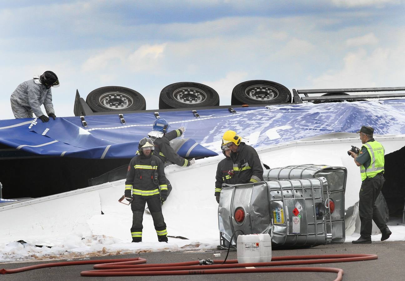 Vuelco de un camión en la A-231 a la altura de Moratinos (Palencia)