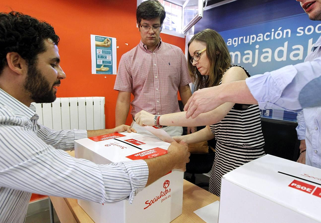 Los militantes, organizando. Los militantes del PSOE han sido los encargados de montar las urnas.