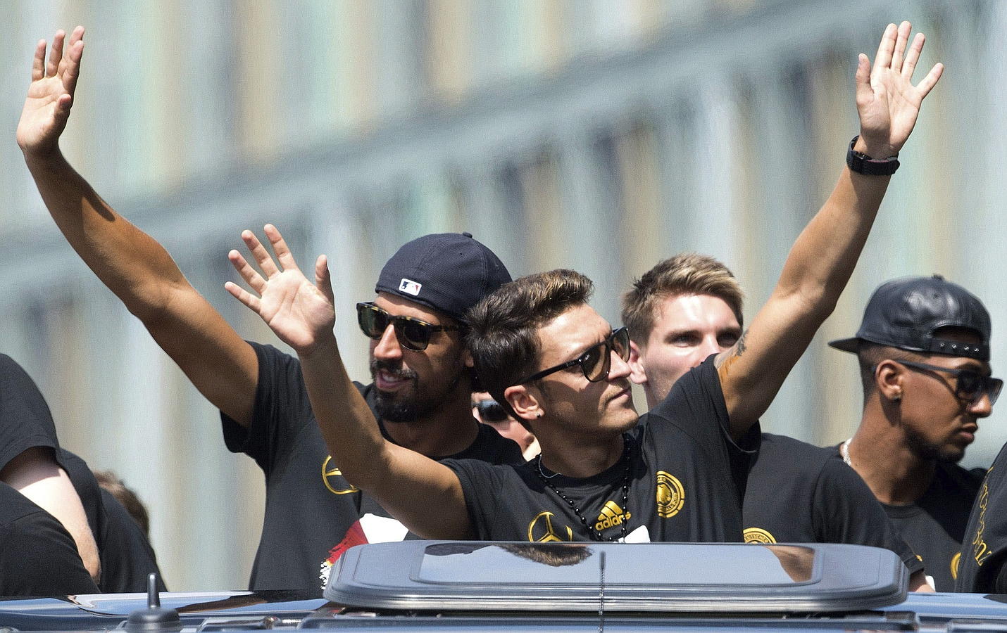 LA SELECCIÓN ALEMANA CELEBRA LA COPA DEL MUNDO CON MILES DE AFICIONADOS. Sami Khedira (i-d), Mesut Özil y Jerome Boateng celebran la Copa del Mundo con los cientos de miles de aficionados que recibieron al combinado alemán en la Puerta de Brandeburgo en Berlín.