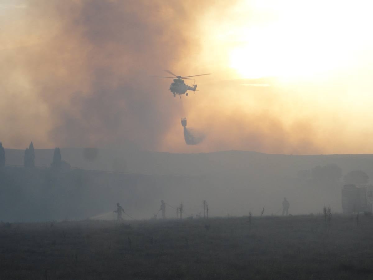 Labores de extinción del incendio forestal declarado en la provincia de Salamanca, cerca de Ciudad Rodrigo