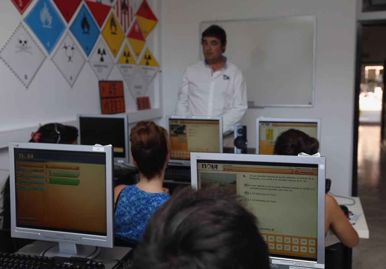 Los jóvenes aprovechan el verano para ir a la autoescuela
