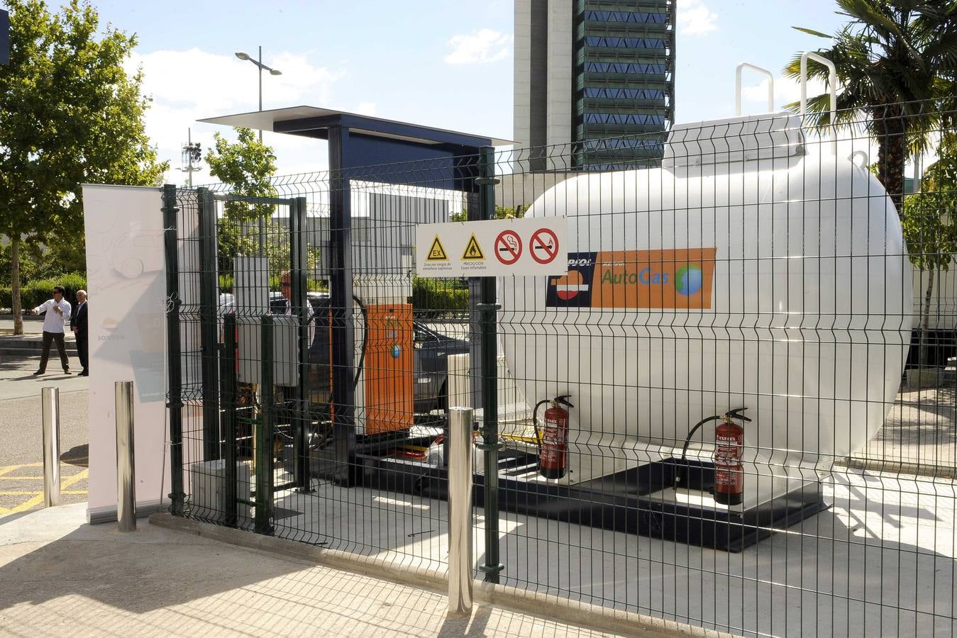 Inauguración del tercer surtidor de gas licuado de Valladolid