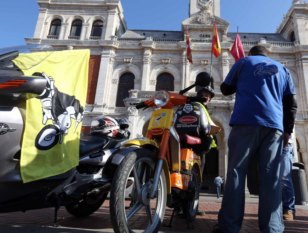 La II Vuelta España en Vespino llega a la Plaza Mayor de Valladolid