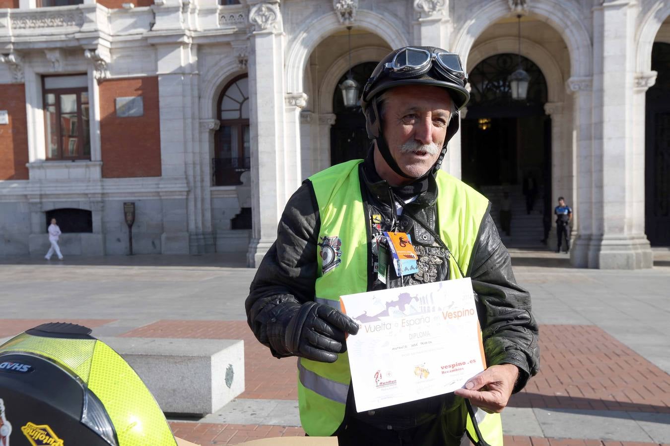 La II Vuelta España en Vespino llega a la Plaza Mayor de Valladolid