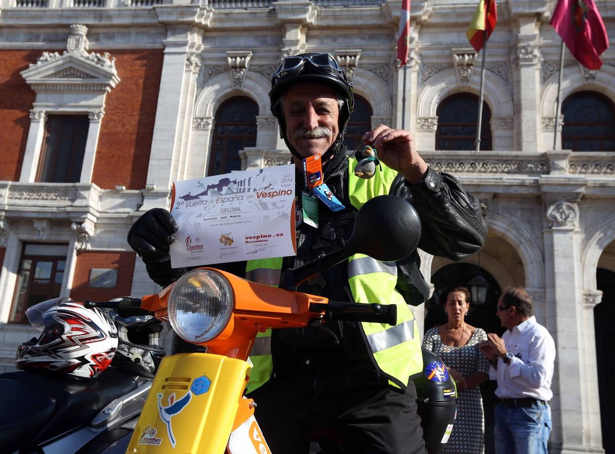 La II Vuelta España en Vespino llega a la Plaza Mayor de Valladolid
