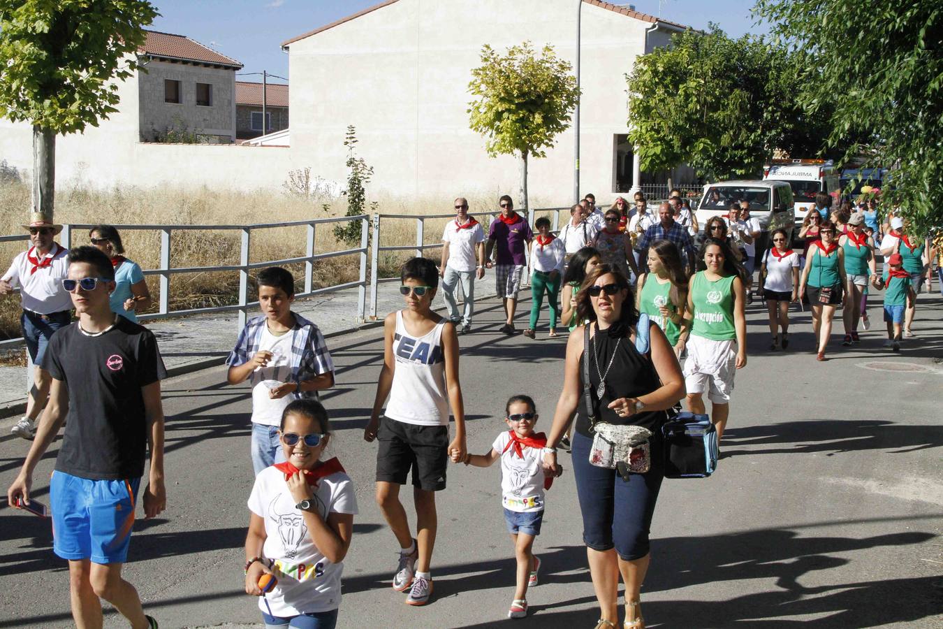 Concentración y desfile de peñas en Campaspero