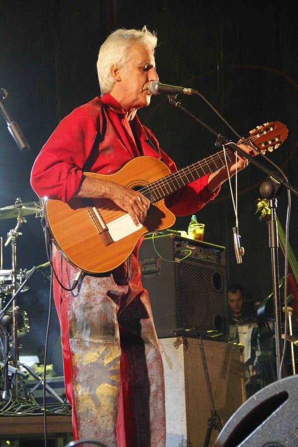 Concierto de Kiko Veneno y el grupo Delafé y las Flores Azules en Peñafiel (1/2)