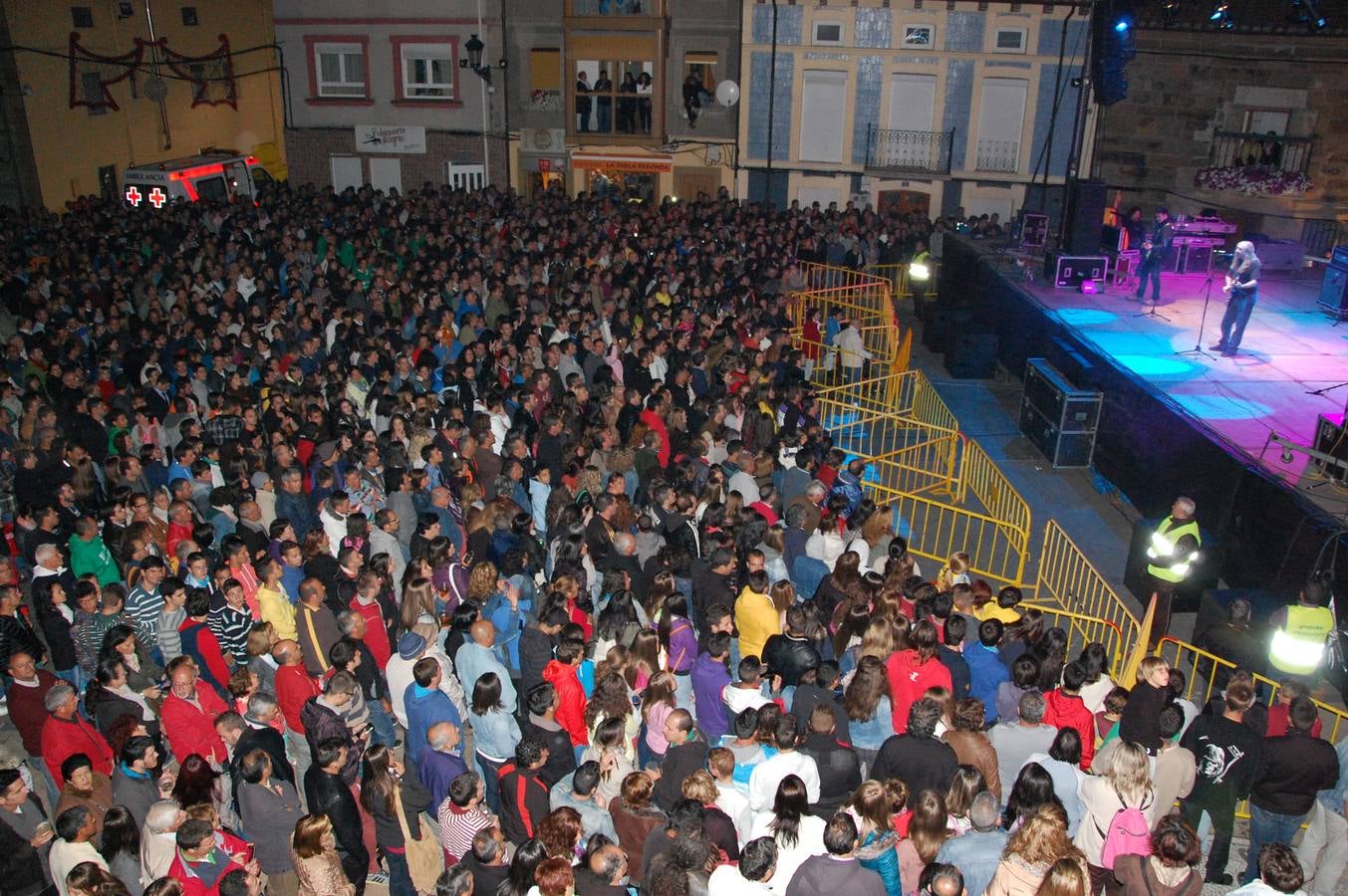 Velilla vibra con la actuación de Rosendo