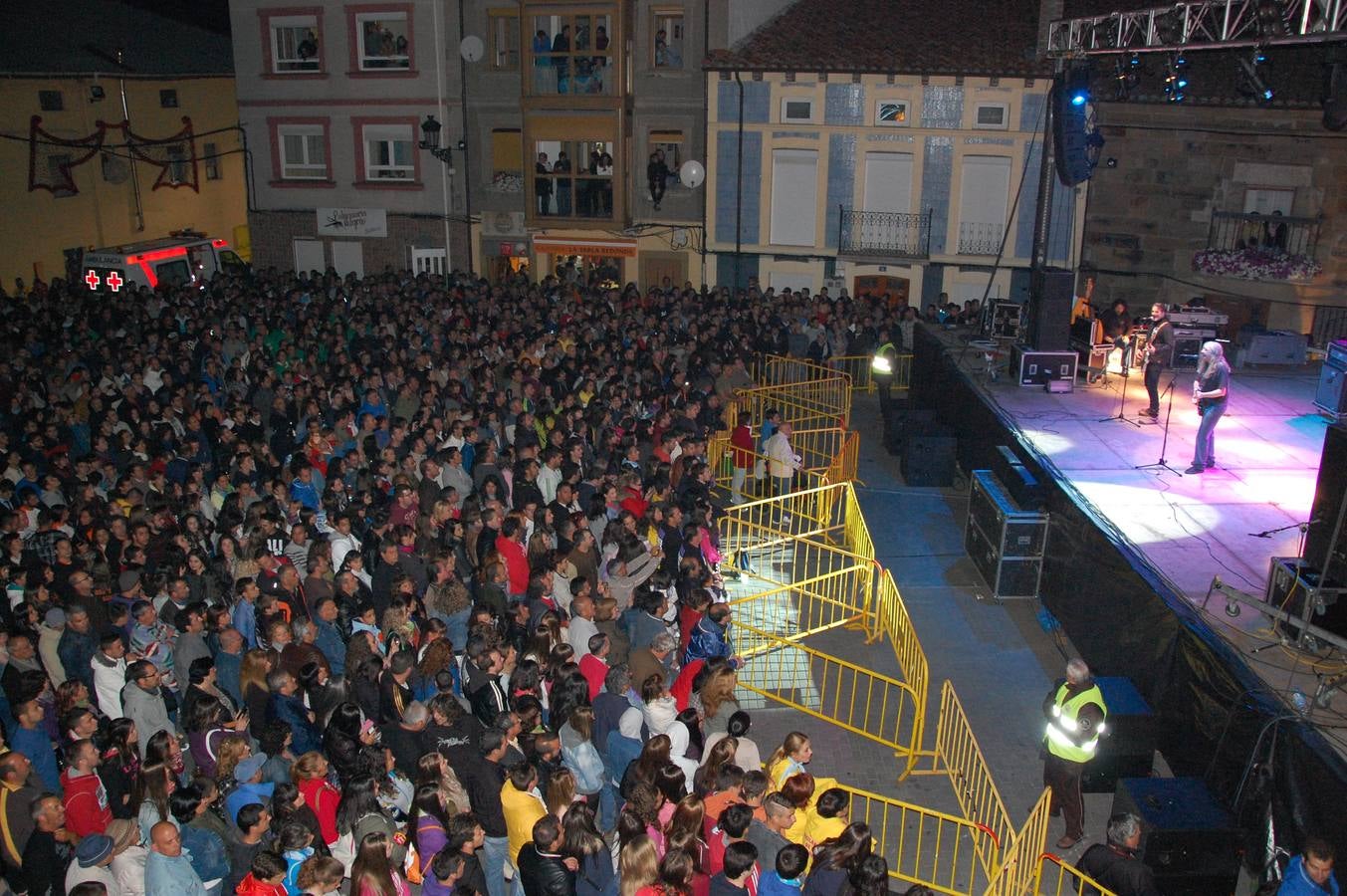 Velilla vibra con la actuación de Rosendo