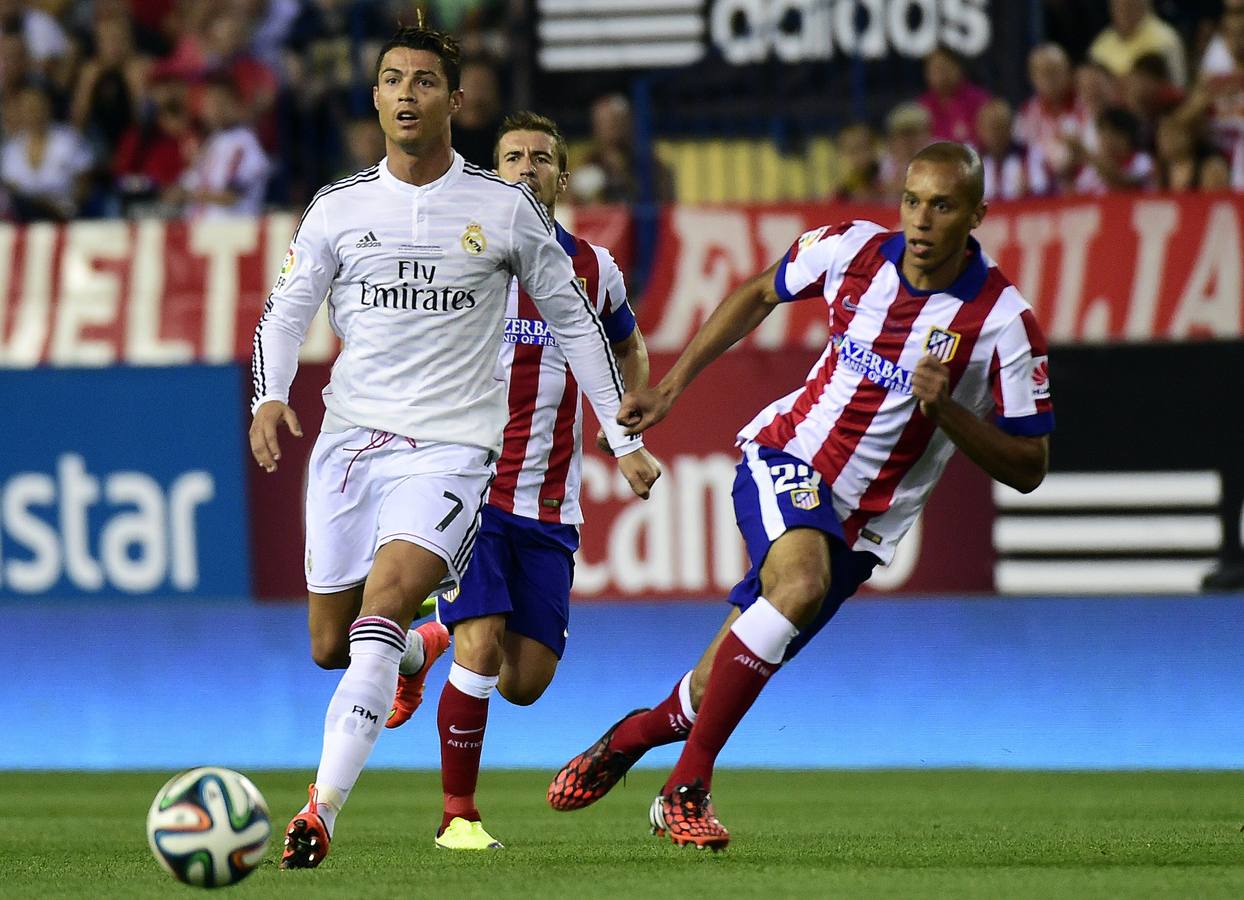 Cristiano conduce un balón ante Miranda y Gabi.