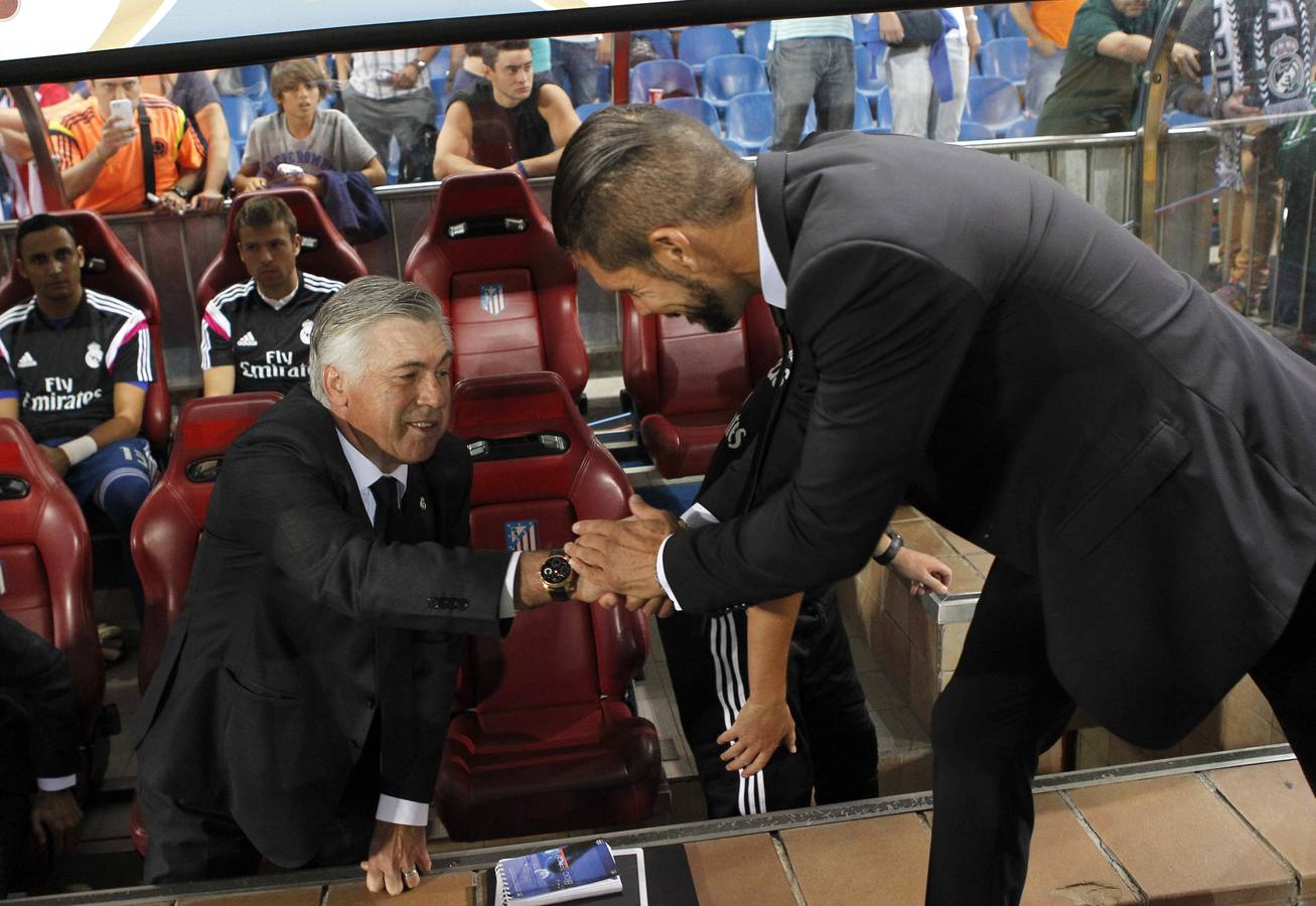 Ancelotti (i) y Simeone se saludan antes del partido.