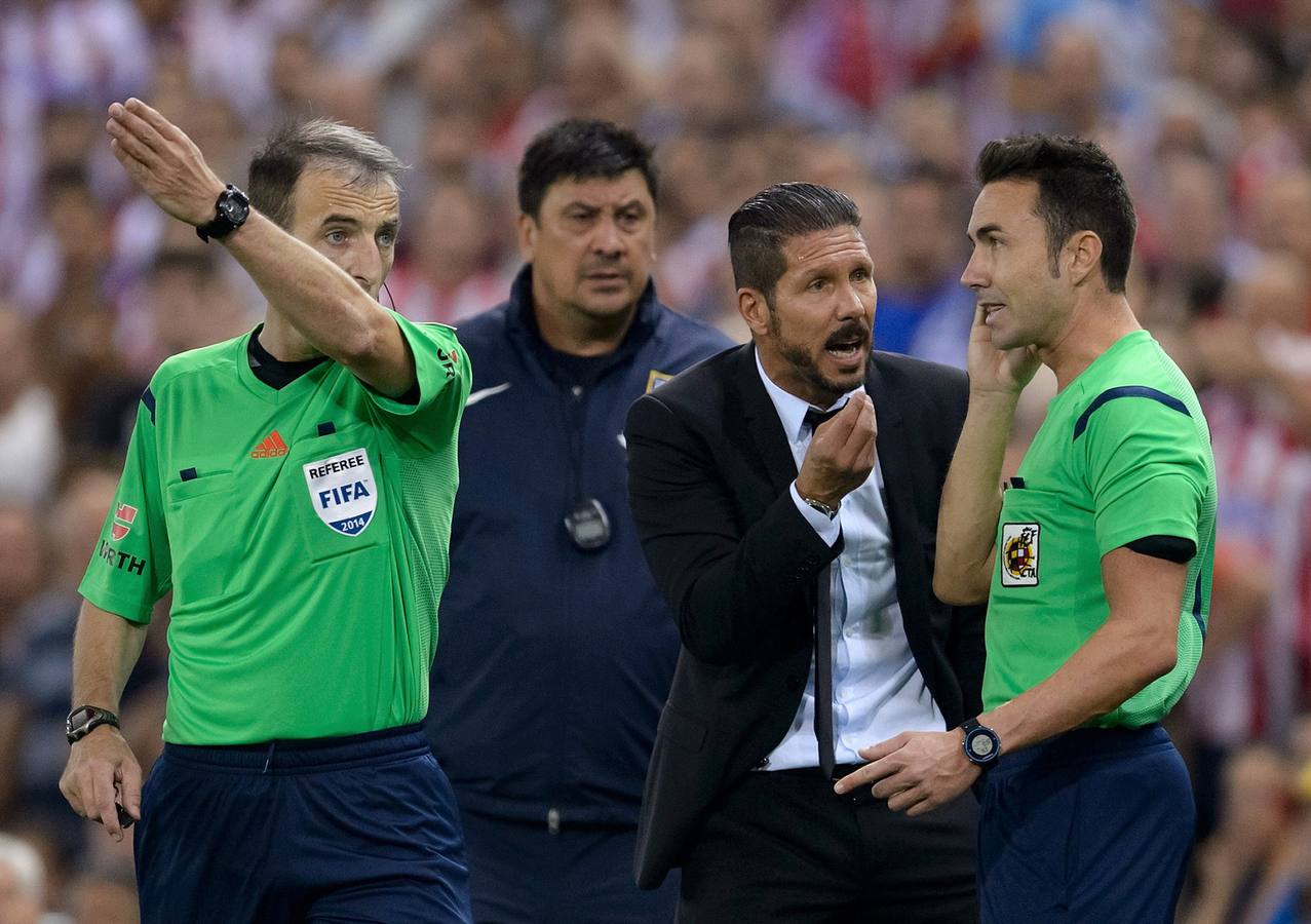 Simeone discute con el árbitro.