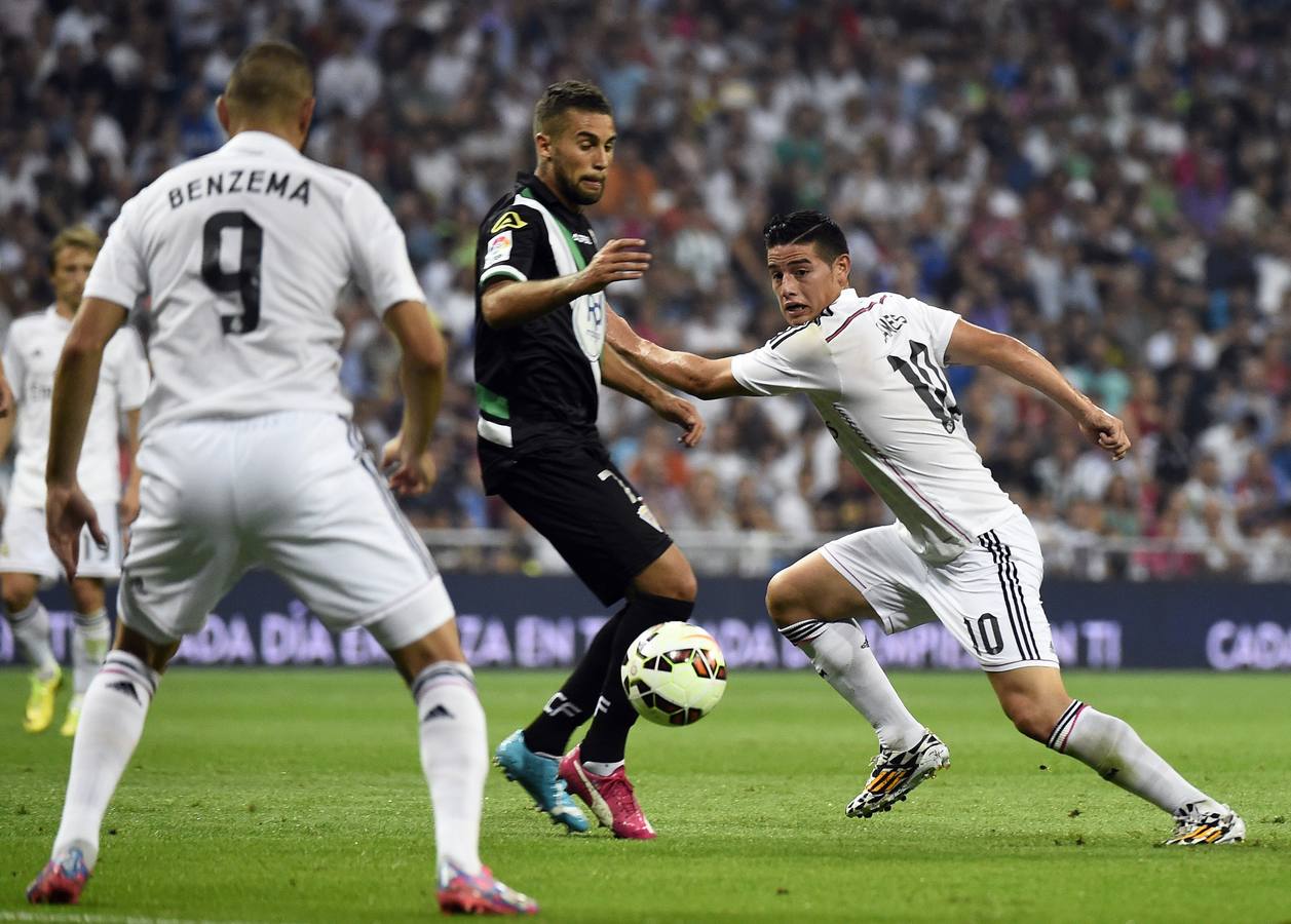 James (d), ante Rossi, pasa a Benzema.