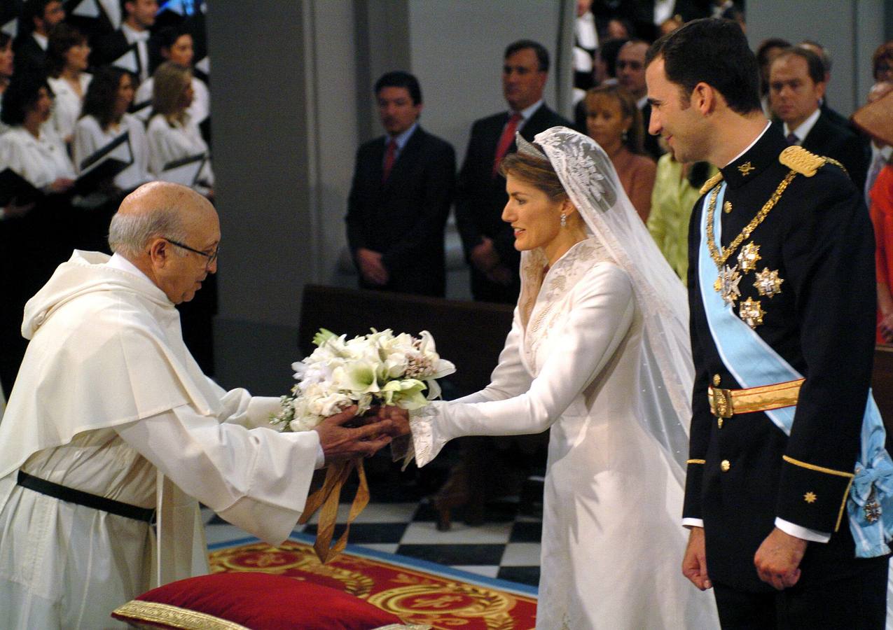 Los Príncipes de Asturias, durante su boda en 2004, en la que doña Letizia lucía un diseño de Pertegaz.