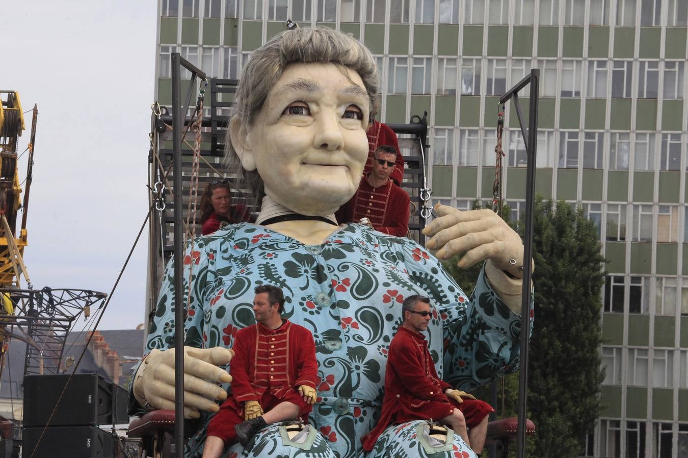 El espectáculo de Royal de Luxe. La abuela, la última creación de la afamada compañía de teatro callejero, pasea por las calles de Nantes.