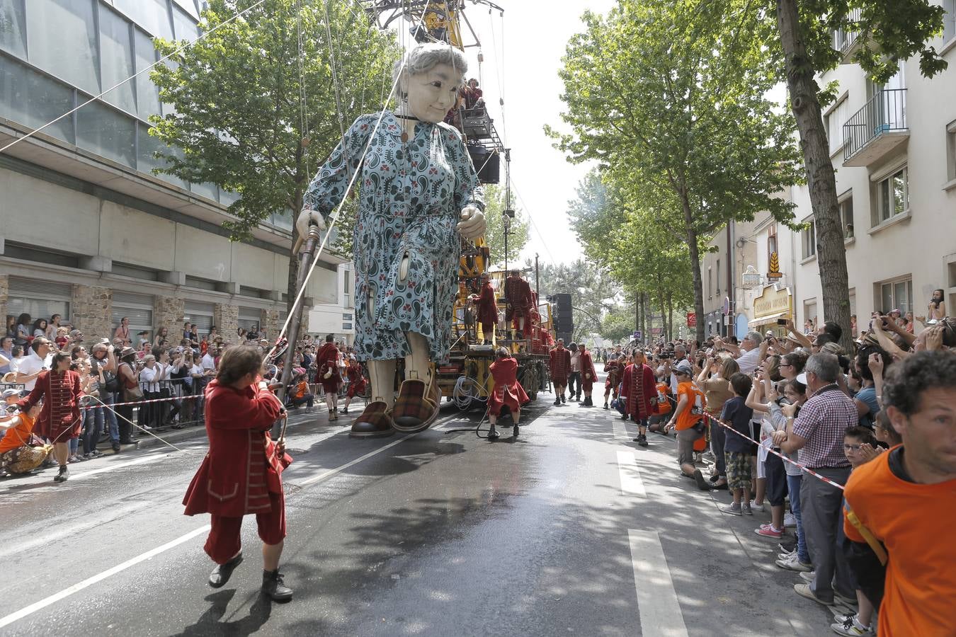 El espectáculo de Royal de Luxe. La abuela, la última creación de la afamada compañía de teatro callejero, pasea por las calles de Nantes.