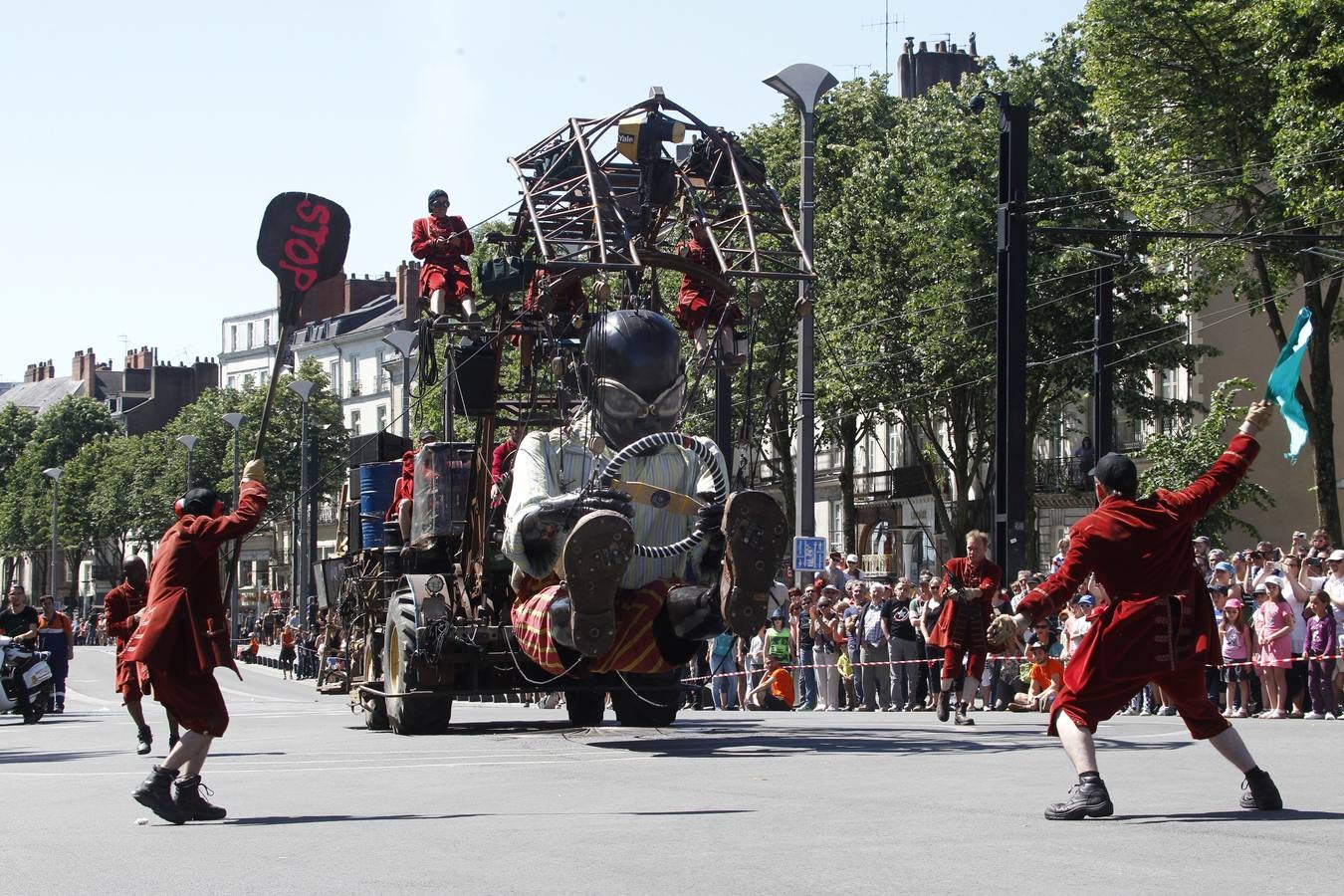 El espectáculo de Royal de Luxe. El niño, la última creación de la afamada compañía de teatro callejero, pasea por las calles de Nantes.