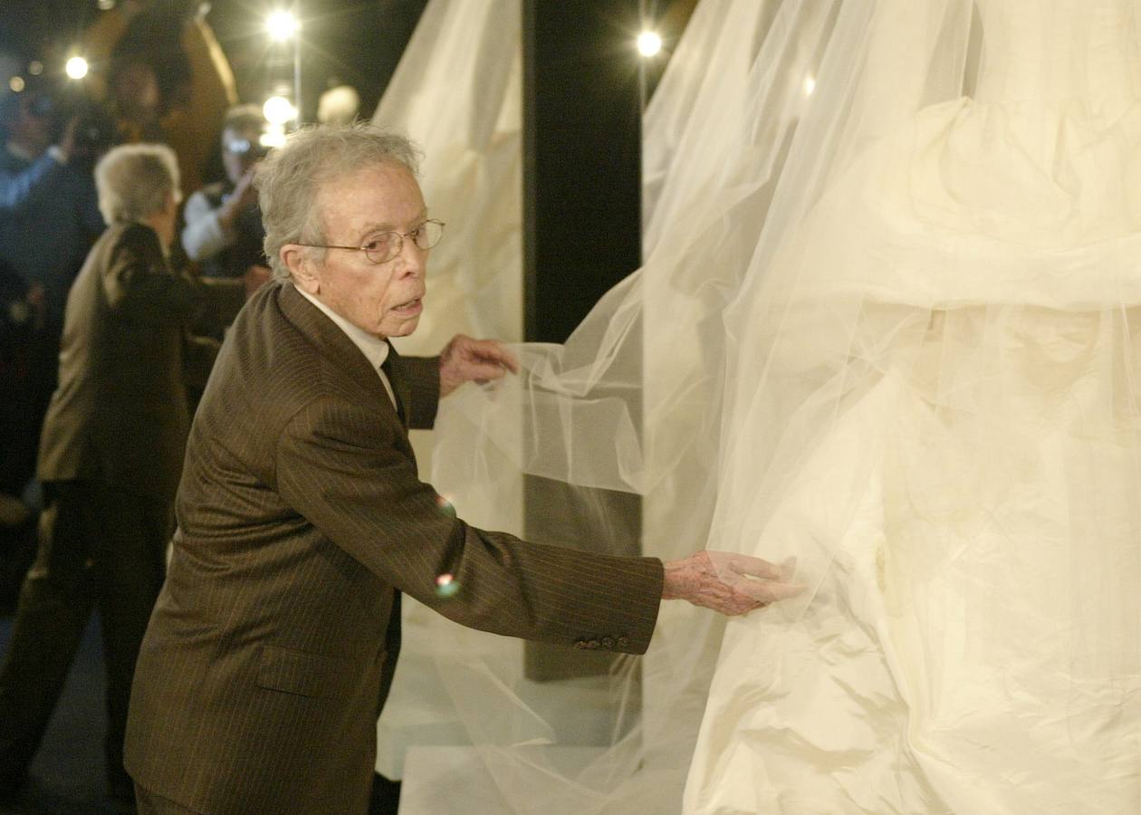 Manuel Pertegaz muestra un vestido de novia durante una exposición suya en 2004.