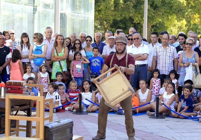 Artistas de calle en la plaza Abilio Calderón de Palencia