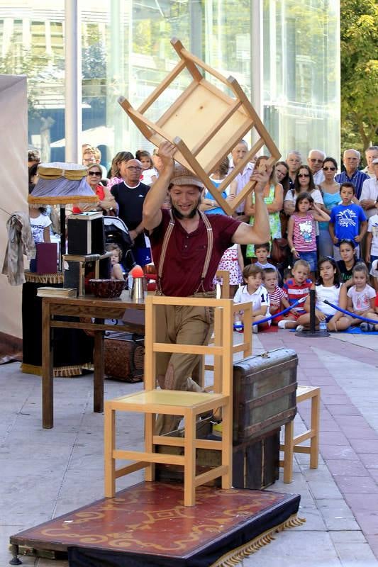 Artistas de calle en la plaza Abilio Calderón de Palencia