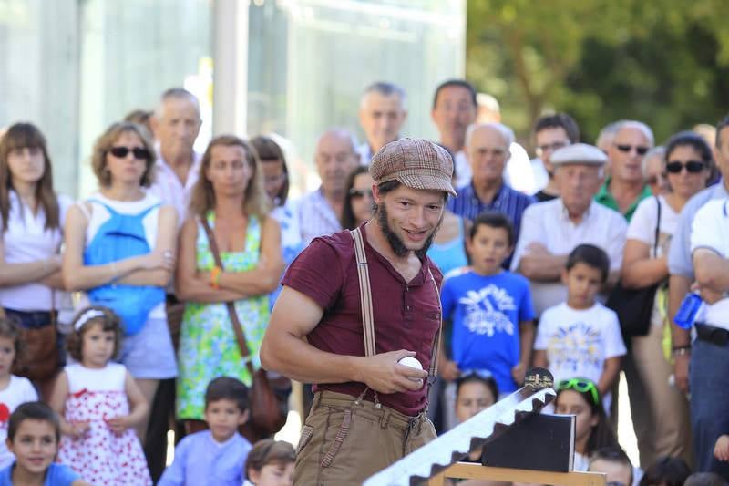 Artistas de calle en la plaza Abilio Calderón de Palencia