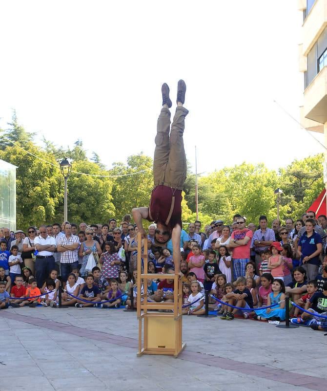 Artistas de calle en la plaza Abilio Calderón de Palencia