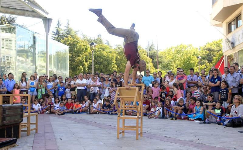 Artistas de calle en la plaza Abilio Calderón de Palencia