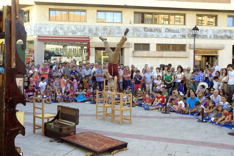 Artistas de calle en la plaza Abilio Calderón de Palencia