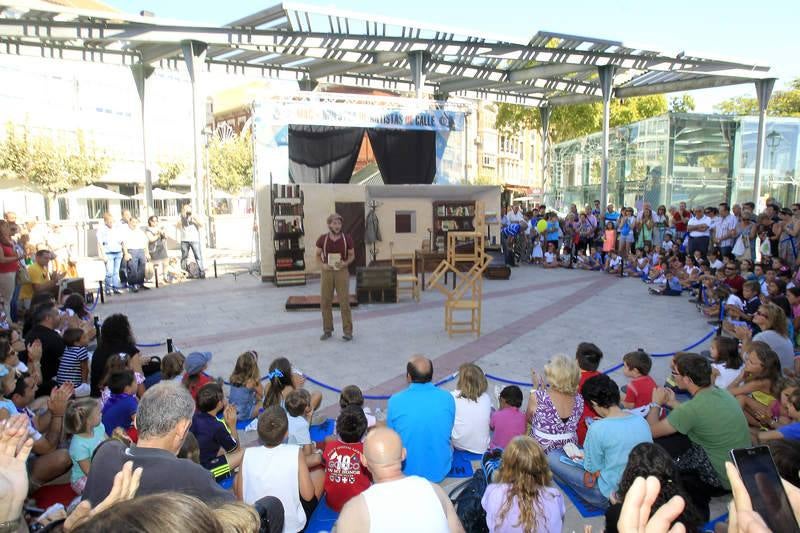 Artistas de calle en la plaza Abilio Calderón de Palencia