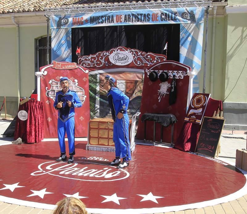 Artistas de calle en la plaza Abilio Calderón de Palencia