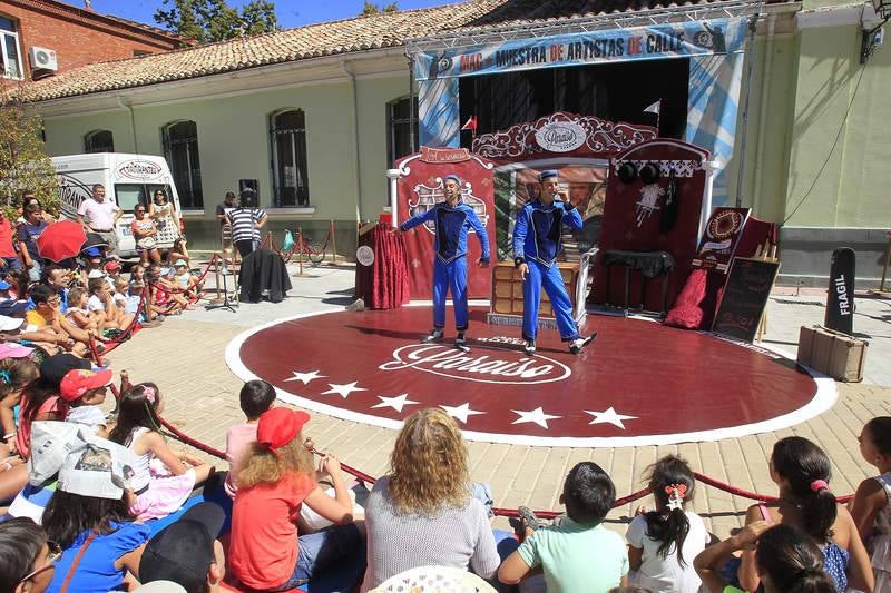 Artistas de calle en la plaza Abilio Calderón de Palencia