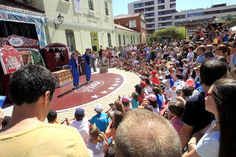 Artistas de calle en la plaza Abilio Calderón de Palencia