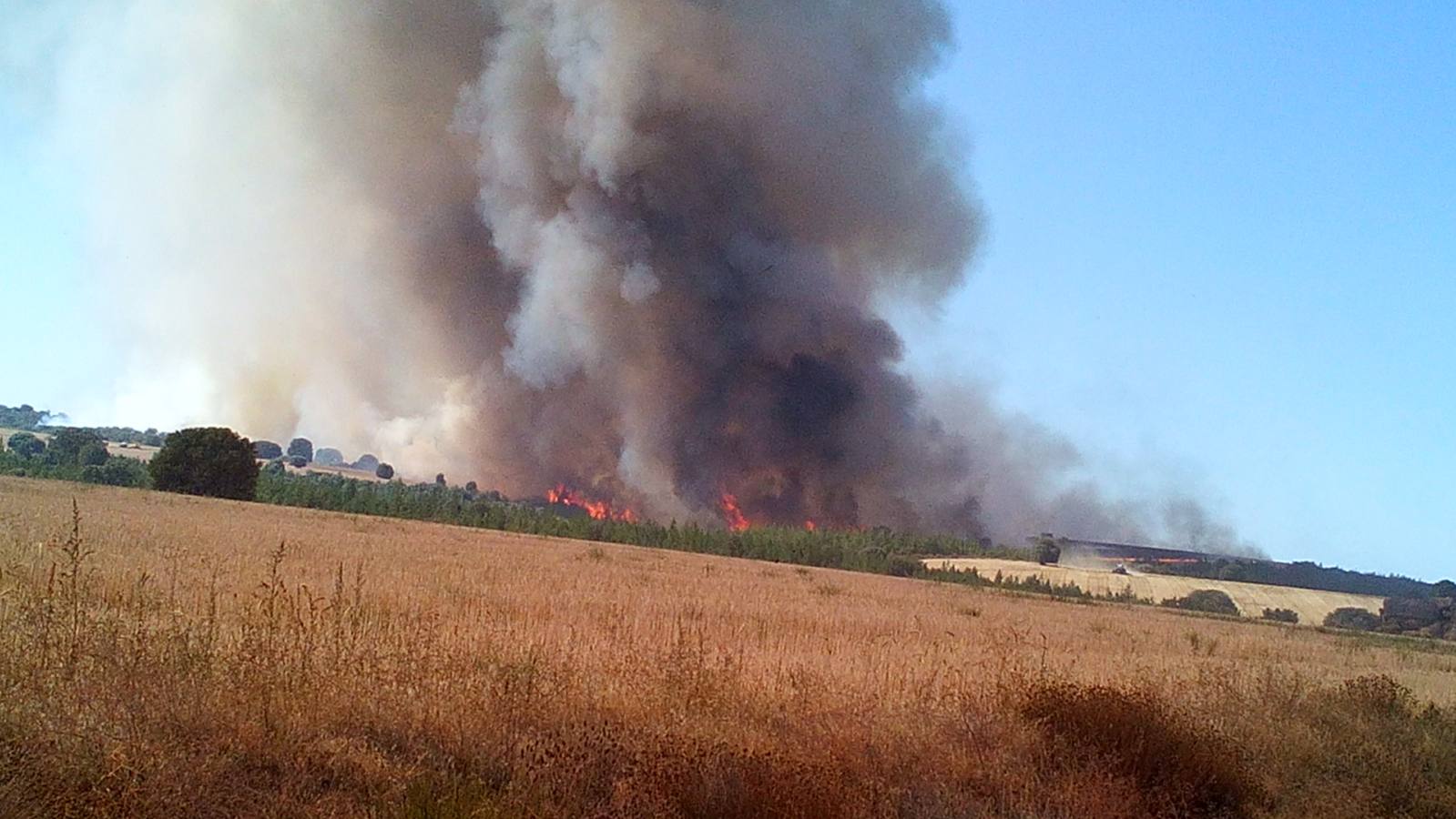 Un incendio amenaza a tres pueblos de Burgos