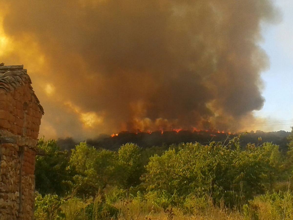 Un incendio amenaza a tres pueblos de Burgos