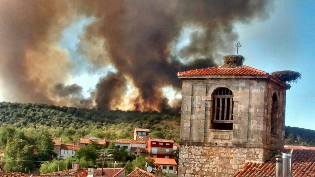 Un incendio amenaza a tres pueblos de Burgos