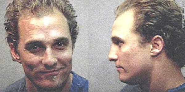 Matthew McConaughey. Arrestado por posesión de marihuana en 1999. Cuando la policía llegó a su casa tras atender la llamada de un vecino por ruido los agentes se lo encontraron desnudo tocando unos bongos.