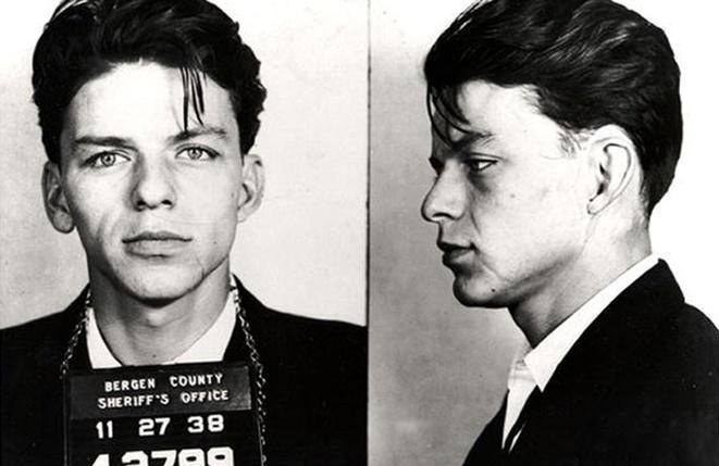 Frank Sinatra. Fue arrestado en 1938 por mantener relaciones sexuales con una mujer casada.