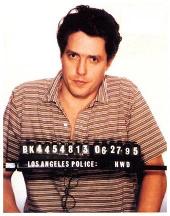 Hugh Grant. En 1995 fue detenido por escándalo público cuando una prostituta le practicaba una felación.