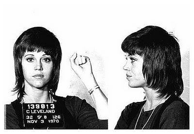 Jane Fonda. En noviembre del 70 fue detenida por tráfico de drogas y resistencia a la autoridad. Más tarde se comprobó que tenía receta para todas las pastillas que se encontraron en el equipaje.